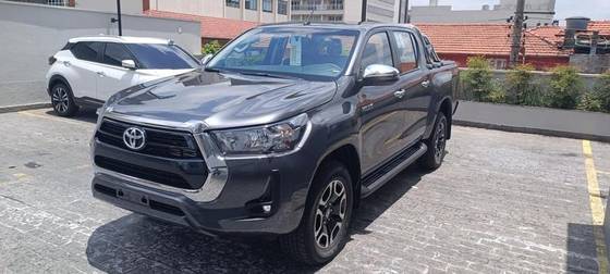 TOYOTA HILUX 2.8 D-4D TURBO DIESEL CD SRV 4X4 AUTOMÁTICO TOYOTA HILUX 2.8 D-4D TURBO DIESEL CD SRV 4X4 AUTOMÁTICO